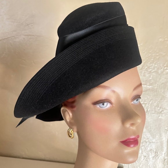 IMPRESSIVE 1940s' BLACK FELT HAT + TOPSTITCHED BRIM & SATIN BANDS & BOW - Picture 3 of 13